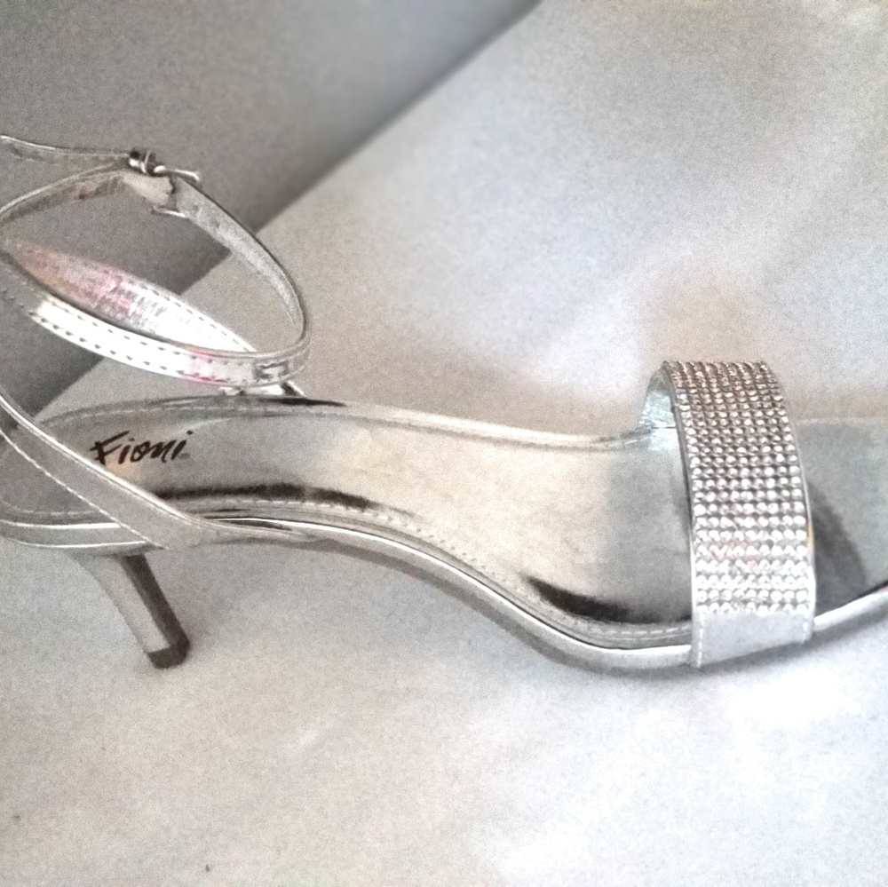 FIONI SANDLES-BRAND NEW